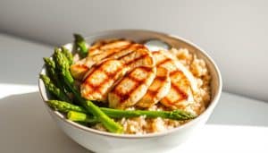 Frühlings-Bowl mit Hähnchen, grünem Spargel & Quinoa